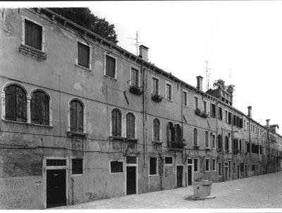 Fileira de casas na Calle Riello, Veneza de Italian Photographer