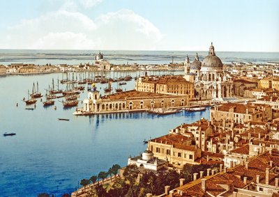 Santa Maria della Salute da torre do Campanile em St Marks Square, Veneza, bar. c.1900 de Italian Photographer