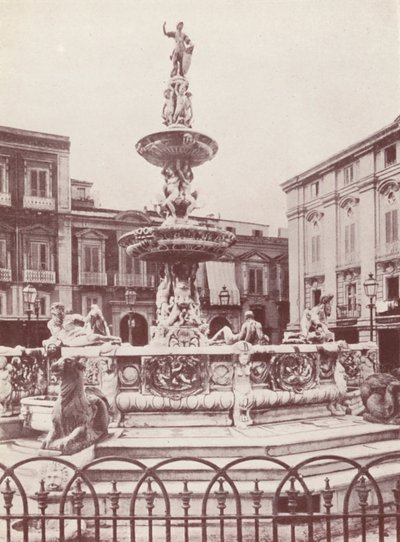 Sicília: Uma fonte em Messina (fotografia a preto e branco) de Italian Photographer