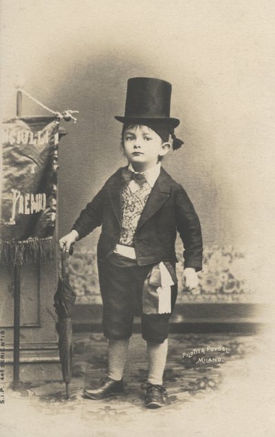 Menino de terno (foto a p/b) de Italian Photographer