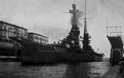 Taranto, R Nave Duilio através do Canal Navegação (foto a p/b) de Italian Photographer