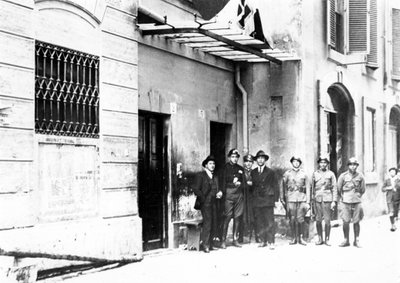 A primeira sede do Partido Fascista em Milão na Via Paolo da Cannobio. sd. 1920s. de Italian Photographer