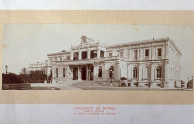 A fachada principal do Casino de Montecarlo a meio da construção de Italian Photographer