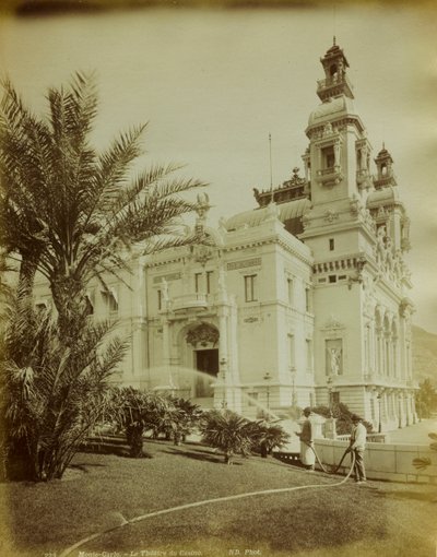 O teatro anexo ao Casino em Montecarlo. Em primeiro plano, uma vista do jardim enfeitada com palmeiras. de Italian Photographer