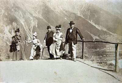 Turistas nas montanhas, Itália, c.1895 (foto sépia) de Italian Photographer
