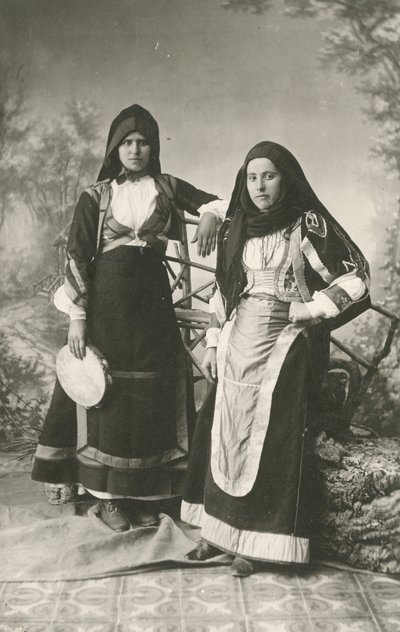 Duas mulheres com roupas tradicionais de Belvi e Aritzo, Sardenha, Itália, cerca de 1910 de Italian Photographer