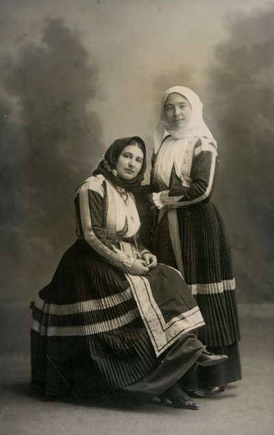 Duas mulheres com trajes tradicionais, Fonni, Sardenha, Itália, cerca de 1915 de Italian Photographer