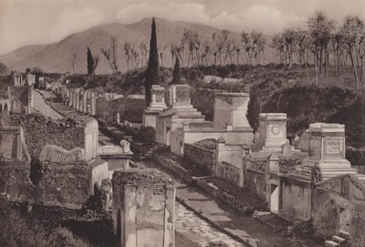 Via Delle Tombe, Street of the Tombs (foto a p/b) de Italian Photographer