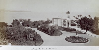 Vista de um dos jardins de Montecarlo, no Principado do Mónaco. No centro do jardim, com vista para o mar, um miradouro. de Italian Photographer