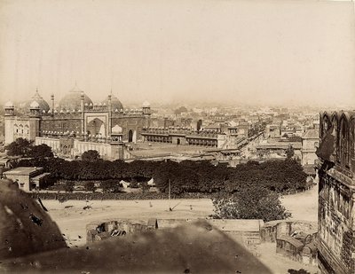 Vista da cidade de Agra e da Mesquita Moti (Forte de Agra), c.1890 (estampa de gelatina prateada) de Italian Photographer