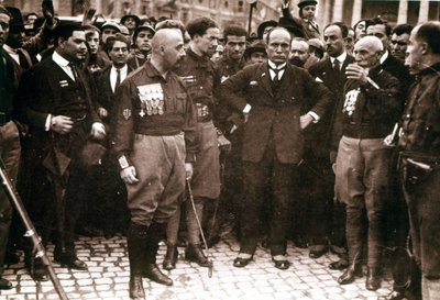 Caminhe sobre Roma, Mussolini e camisas pretas em 1922. de Italian Photographer