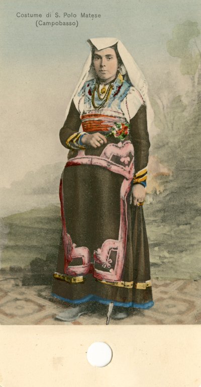 Mulher com traje tradicional, San Polo Matese, Molise, Itália, cerca de 1910 de Italian Photographer