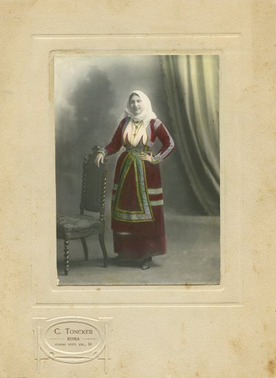 Mulher com vestido tradicional, Sardenha, Itália, fotografia de Camillo Toncker, Roma, cerca de 1910 de Italian Photographer