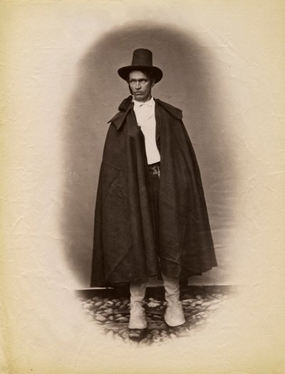 Jovem de capa e chapéu, Parre, Lombardia, Itália, fotografia de Premiata Fotografia Taramelli, Bergamo de Italian Photographer