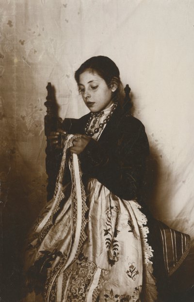 Mulher jovem a coser, Toscânia, Itália, ca. 1910 de Italian Photographer