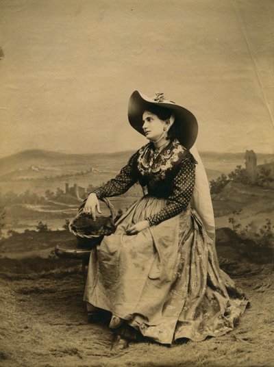 Jovem mulher usando roupas e chapéu de palha do interior de Siena, Toscana, Itália, fotografia de Paolo Lombardi, Siena, ca. 1890 de Italian Photographer