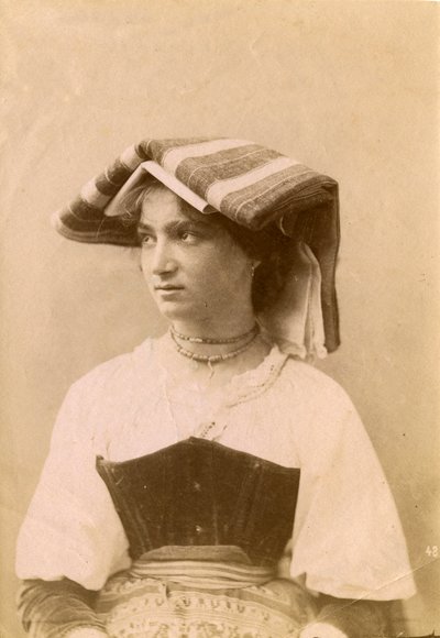 Mulher jovem com vestido tradicional e toucado, campo romano, Lácio, Itália, cerca de 1905 de Italian Photographer