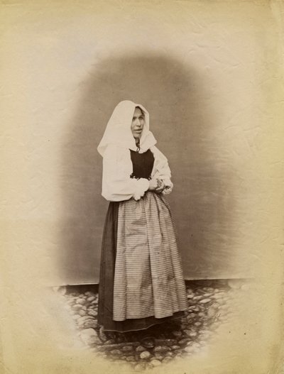 Jovem de vestido de noiva, Parre, Lombardia, Itália, fotografia de Premiata Fotografia Taramelli, Bergamo de Italian Photographer