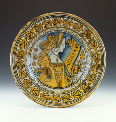 Um prato Deruta lustrado em azul e ouro representando uma jovem de perfil e com a inscrição Madalena B, c.1525 (cerâmica lustrada) de Italian School