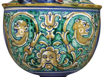 Um vaso de duas mãos Deruta maiolica, c.1525-50 de Italian School