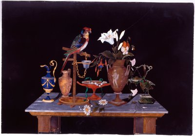 Uma placa de pietra dura florentina com um papagaio no poleiro sobre uma mesa com um vaso krater etrusco, um vaso de flores e ewers, c.1870 de Italian School