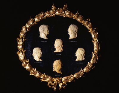 Um conjunto de seis bustos italianos em perfil de relevo de mármore de Siena dos imperadores romanos, com os nomes Octavius, Galbin, Titus, Claudius, Julius e Nero de Italian School