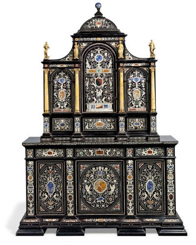 Um gabinete italiano de marfim com ormolu e ébano incrustado em pedra dura e ebonizado (marfim e ébano) de Italian School
