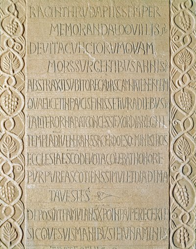 Arqueologia da Idade Média (Idade Média). Arte Bárbara da Lombardia: pedra tumular da Rainha Ragnetrude (Raginthruda) data de 740-750. Arte Lombarda. Pavia, Museu Cívico, Secção Arqueológica (Pavia, Musei Civici, Sezione Archeologia). de Italian School