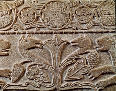 Arqueologia da Idade Média (Idade Média). Arte bárbara da Lombardia: pluto da princesa Teodote, dona do rei Cunipert chamado Cuniperto Pio, regne de 688 a 700). Detalhe do prato com grifos, cerca de 720. Arte lombarda, mármore. Pavia, M de Italian School