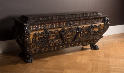 Cassone (nogueira esculpida e dourada) de Italian School