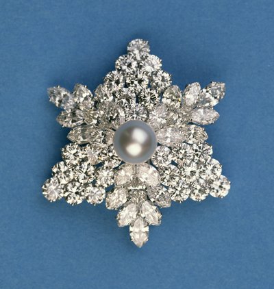 Broche de floco de neve circular e marquise de diamantes by Bulgari de Italian School