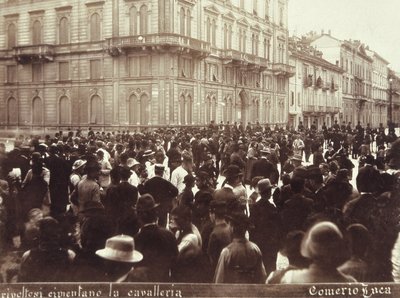 Cidadãos desafiam a Cavalaria do General Bava Beccaris, durante os tumultos de Milão, de 6 a 9 de maio de 1898 de Italian School