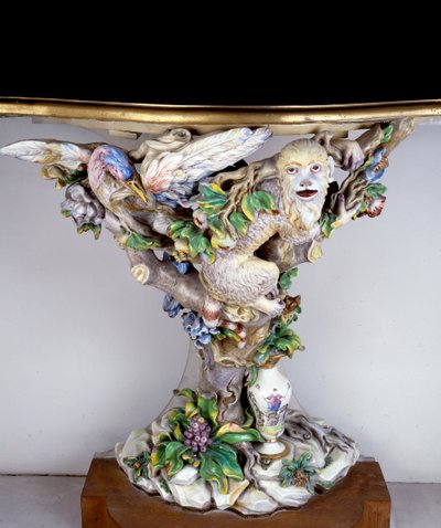 Console de porcelana macia na fabricação de Capodimonte. Século XVIII Sevres. Fabrico de porcelana de Italian School