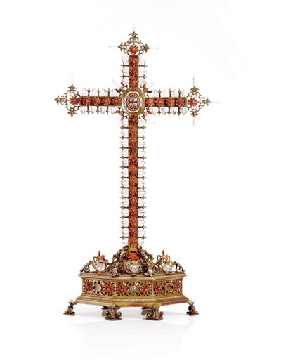 Crucifixo, Trapani, primeira metade do século 18 (cobre dourado, prata, cristal de rocha e coral) de Italian School