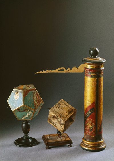 Diferentes tipos de relógio solar de madeira: relógio cilíndrico direito feito para Francesco I de Medici (François I de Medicis) (1541-1587); os outros dois são poliedros. Século XVI Florença, Istituto e Museo di Storia delle Scienze de Italian School
