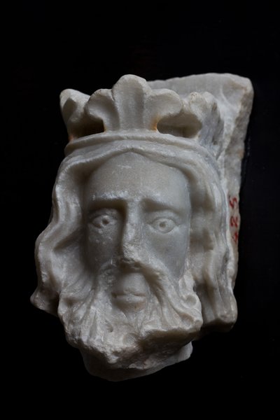 Génova, Museu de Santo Agostinho: fragmento de cabeça coroada, por escultor desconhecido do Norte de França; séculos XIII - XIV de Italian School