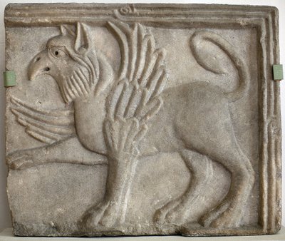 Griffon (ou grype). Baixo relevo esculpido, mármore, Veneza (Itália) do século XII. Galeria Nacional, Palácio Sternberg, Praga (República Checa). de Italian School