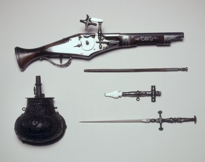 Grupo de Armas: Pistola Wheellock, Chave de Enrolamento, Balão de Pó e Estilete de Italian School