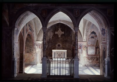 Vista interior do presbitério e altar, caverna de São Benedito (sacro speco) Subiaco de Italian School