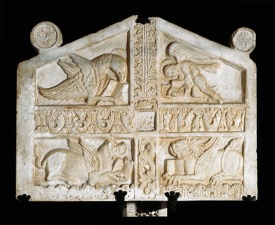 Escultura de mármore com símbolos de evangelistas (tetramorfo). Escultor lombardo anónimo do século IX. Fara Sabina (Rieti), Abbazia di Farfa de Italian School