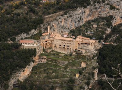 Vista geral do Mosteiro de São Benedetto (Sacro Speco) construído a partir do século XII, Subiaco (Roma), Itália de Italian School