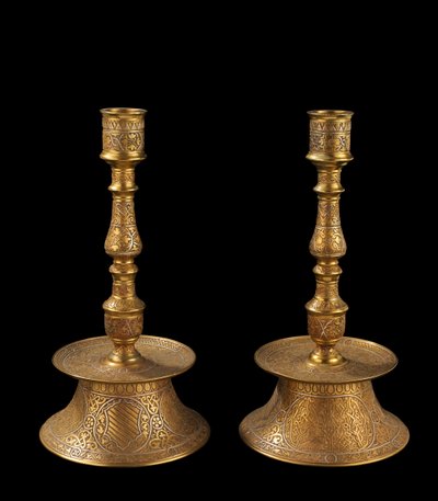 Par de castiçais de bronze fundido com sobreposição de prata, cada um com um brasão, anteriormente chamado de "Belegno de Veneza", e um escudo em branco, 1800-99 de Italian School