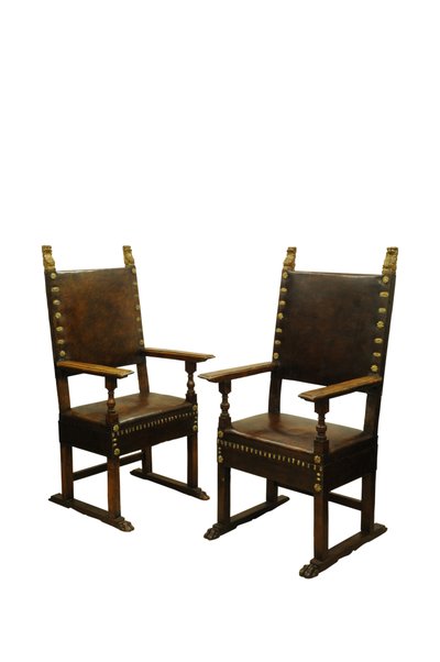 Cadeiras do trono estofadas em couro de nogueira, Itália c.1660 (nogueira) de Italian School