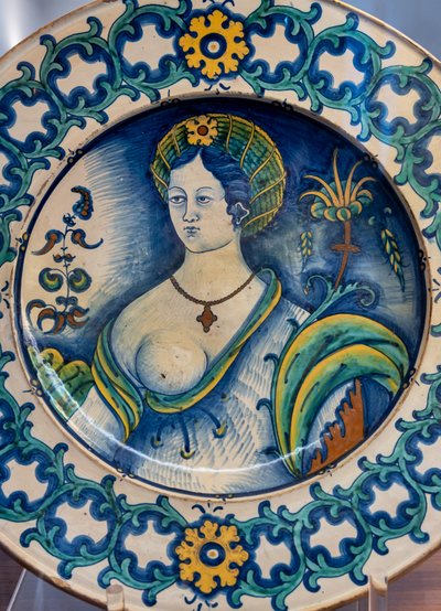 Prato decorado por um belo busto de mulher, com motivo de coroa de espinhos, primeira metade do século XVI (majólica) de Italian School