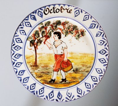 Prato representando os meses, outubro, faiança, fabrico Nove di Bassano, região de Veneto, Itália, século XX. de Italian School