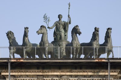 Carruagem de seis cavalos, detalhe do Arco da Paz, Milão, Itália de Italian School