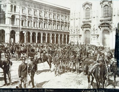 Soldados, sob o comando do general Bava Beccaris, em frente à catedral, durante os tumultos em Milão, de 6 a 9 de maio de 1898 de Italian School