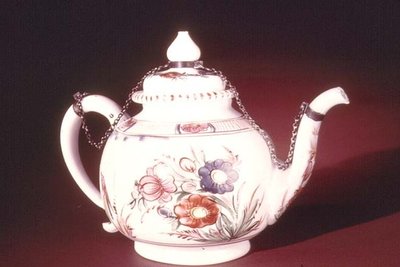 Bule com design floral esmaltado, possivelmente veneziano, c.1750 (porcelana) de Italian School