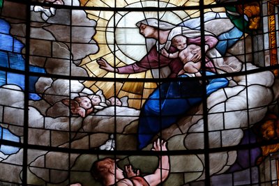 A Assunção da Virgem Maria ao Céu. A janela de vidro manchado. Catedral de Génova, Catedral de São Lourenço. Génova. Itália. de Italian School