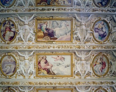 O salão do primeiro andar, detalhe de figuras mitológicas, decoração do tecto de Italian School